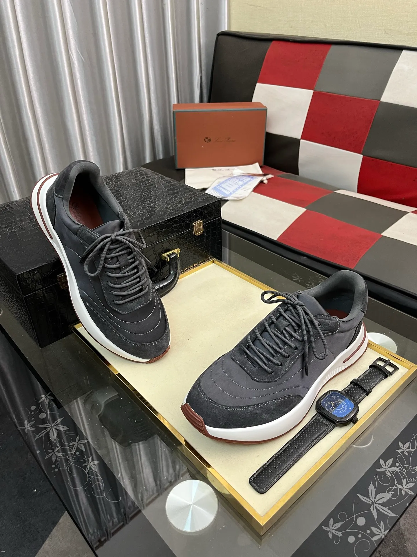 Men's shoes 💰458⌚️⌚️ Loro Pian* Loro Pian* casual shoes are made of cowhide frosted cowhide. Unique texture, simple and elegant, in line with Asian shoe lasts. Almond toe bar, apron style toe, drum-stitched upper. Same color stitching details. Slip-on style for easy on and off. Original color full cowhide lining. The insole is decorated with the 🈶️ brand logo. The original open-molded TPU raw rubber outsole. The soft rubber sole has super grip performance. Comfortable and casual style. You can create 🉑casual🉑formal urban style at will!  Code number: 38-44